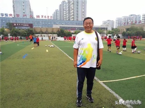 曲阜好人冯晓坚守20年初心不变让足球在农村扎根