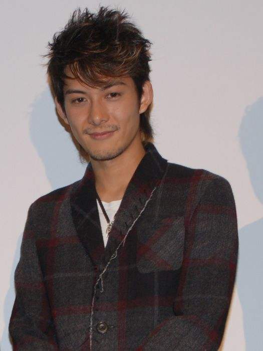 他是“世纪末美少年”，巅峰期为了爱情被雪藏，如今已成落魄大叔