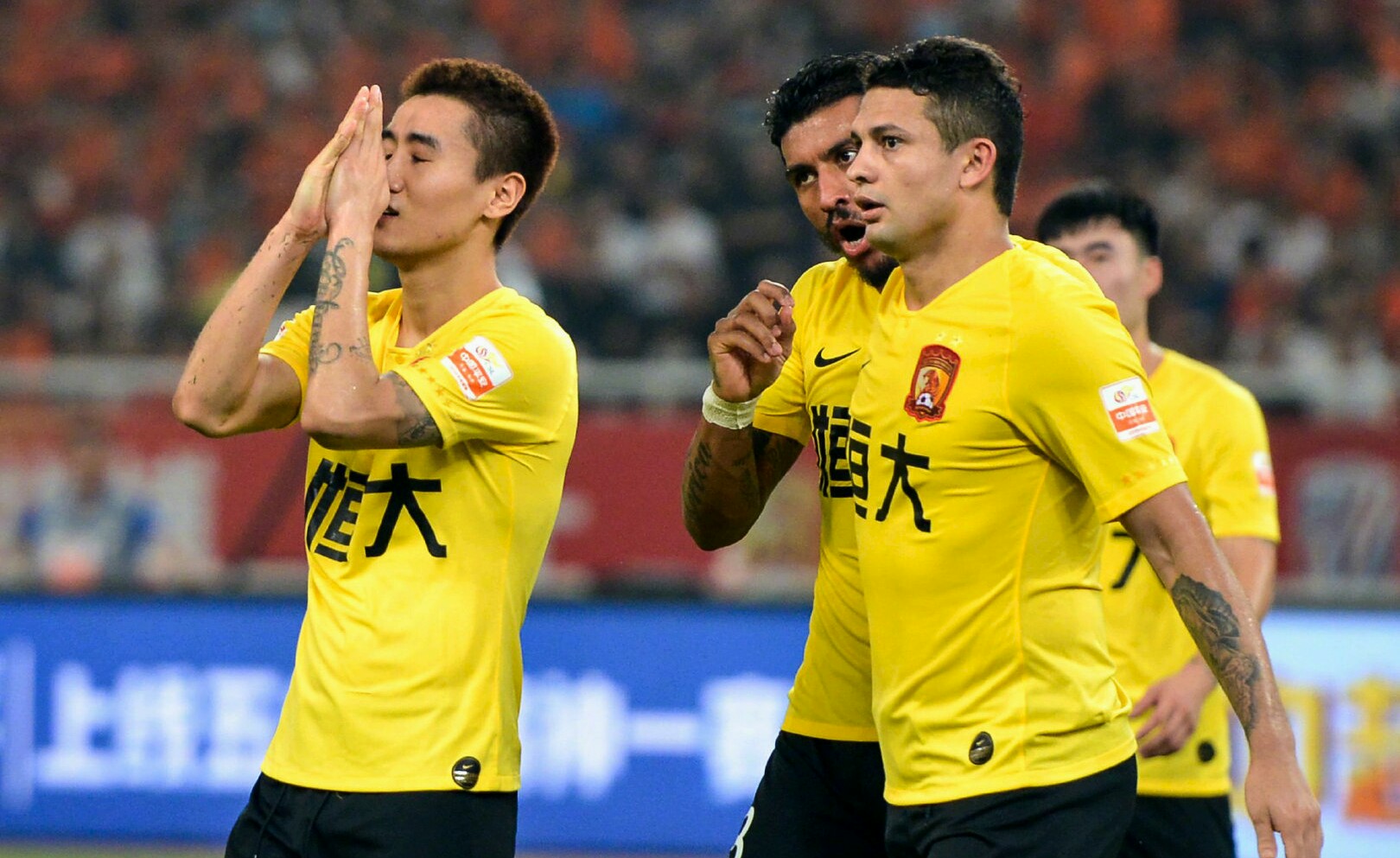 恒大球员郜林,塔利斯卡依旧秀恩爱