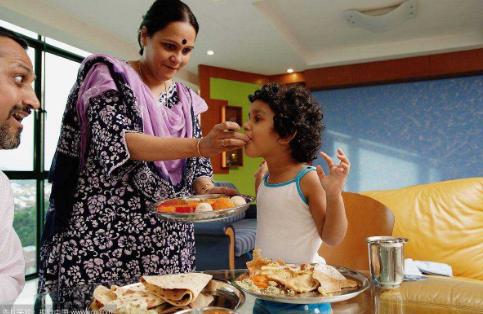 中国人吃西瓜日本人吃西瓜,日本人吃中国汤圆视频