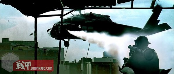 美国黑鹰战机坠落视频,十部顶级战争大片黑鹰坠落