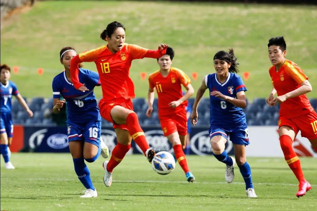 女足热刺队唐佳丽,女足唐佳丽解围