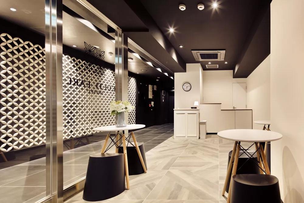 她在大阪买地并找建筑公司造了一家酒店