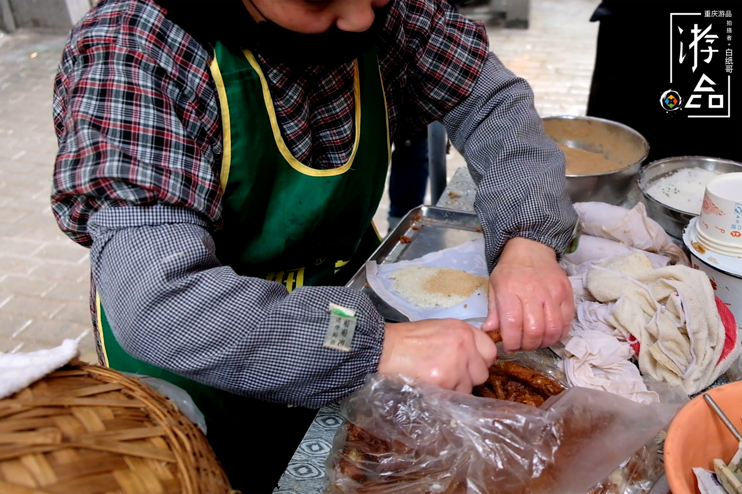 一年只休息2天，她坚持做了14年糯米团，美食背后有温情也有无奈