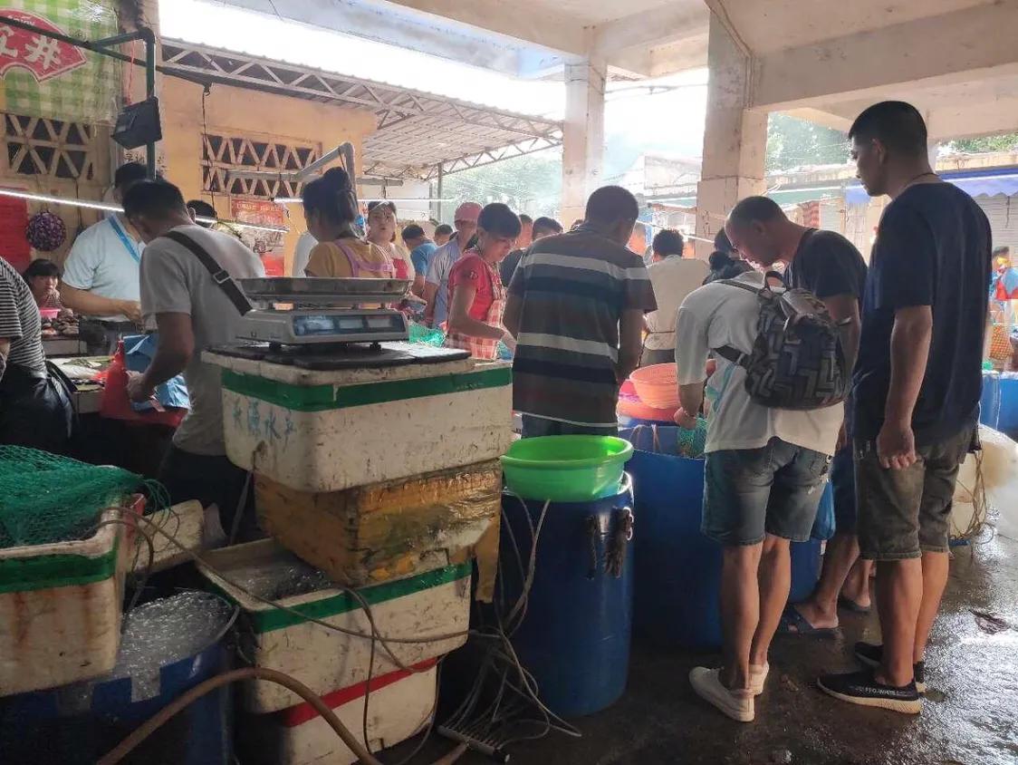 中秋节的福成街头，马路上挤满人的氛围才叫过节！