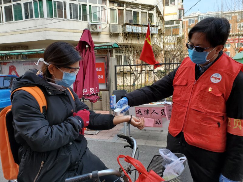 社区党员冲在前坚守抗疫一线,抗击疫情社区党员在行动