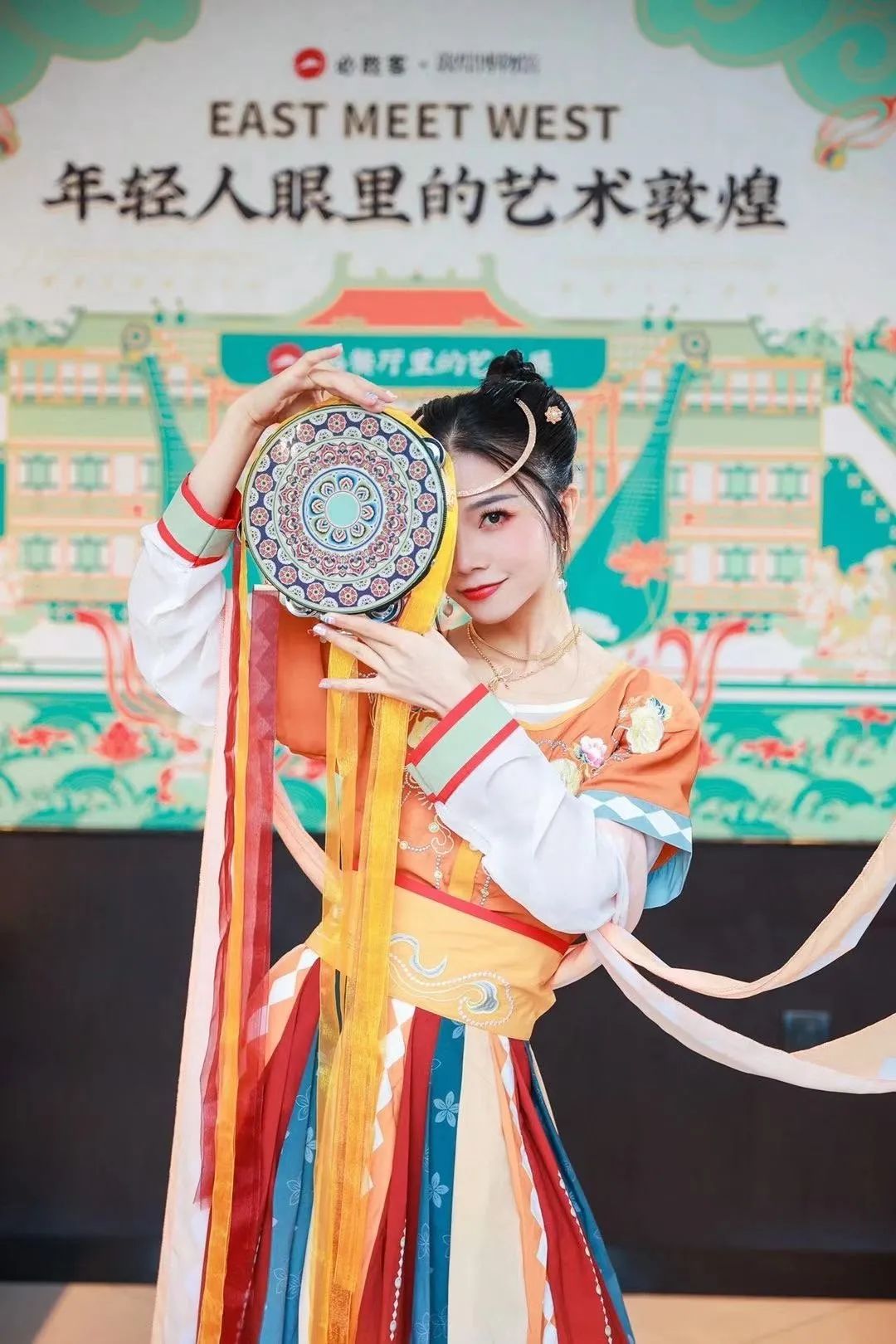 卡姿兰x必胜客的“下午茶”主题彩妆包装，梦回爱丽丝