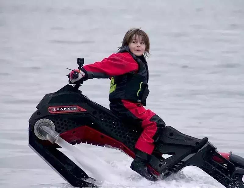 让小李子、迪拜土豪疯狂迷恋的法国钢铁侠，踩滑板飞越英吉利海峡