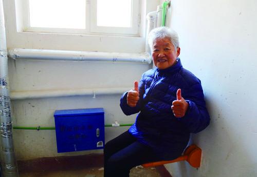 包头这个社区真细心!楼道转角安装“爱心椅”,老人爬楼能歇脚