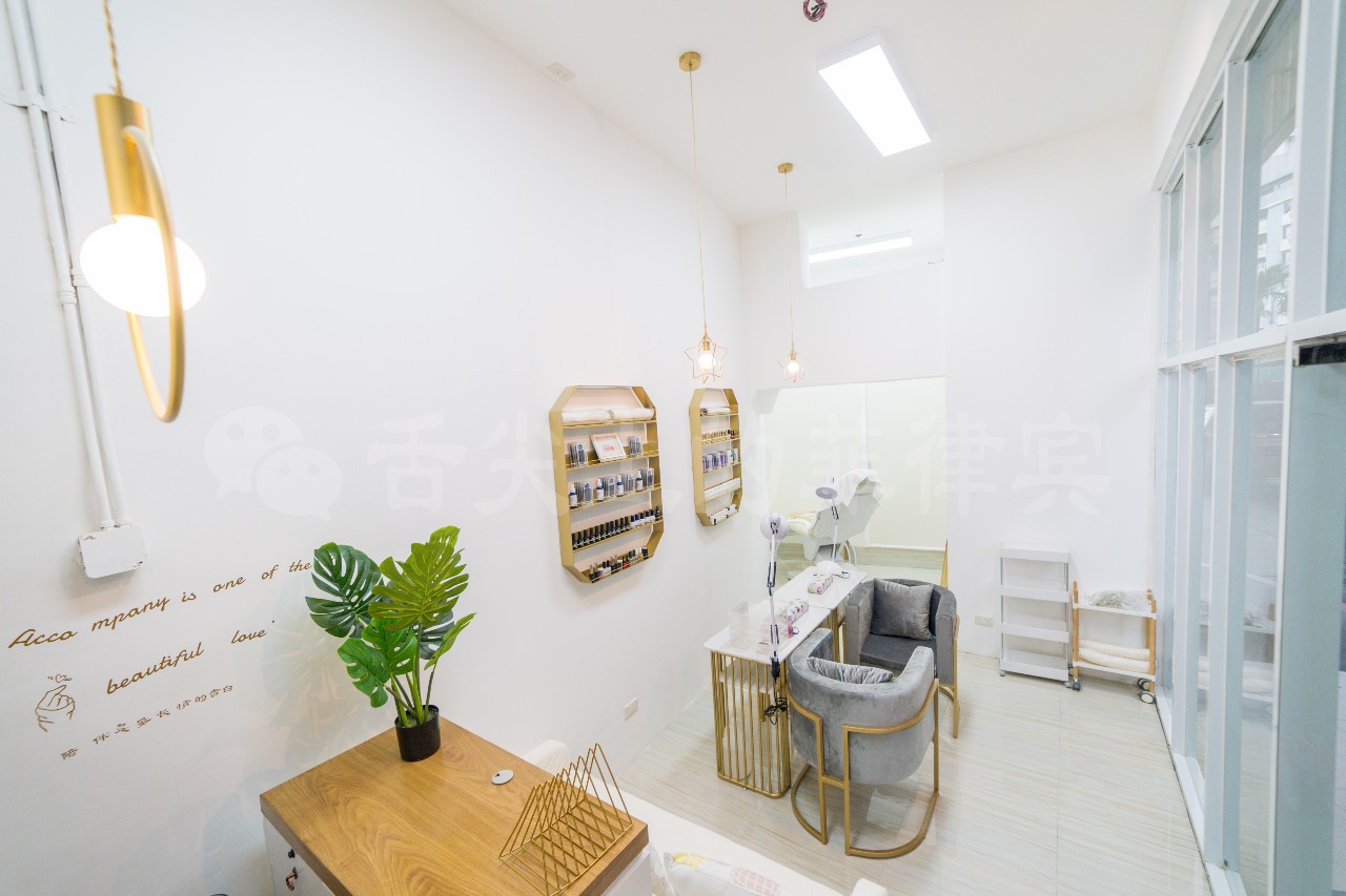 90后美女开了一家美容院,90后美女开直营店