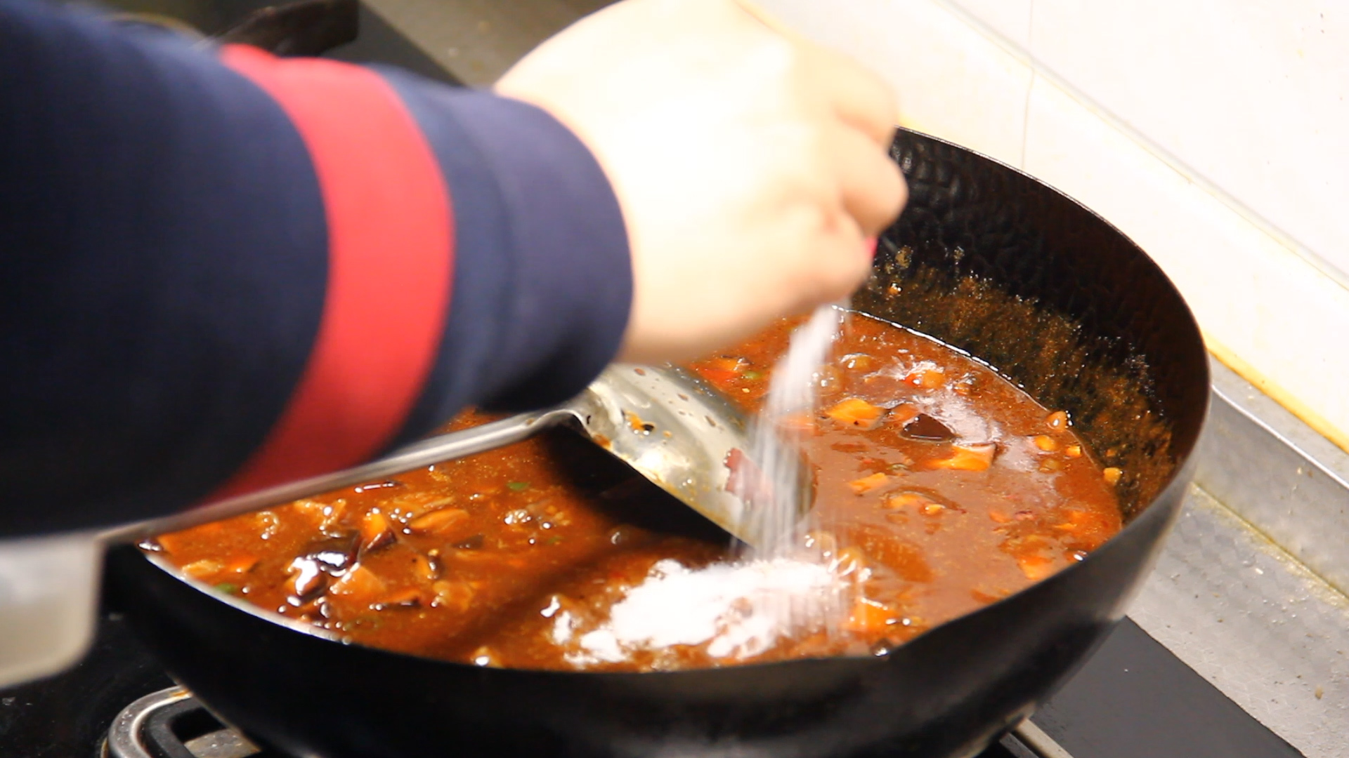 香菇牛肉酱二元一罐,香菇牛肉酱方便携带一小盒