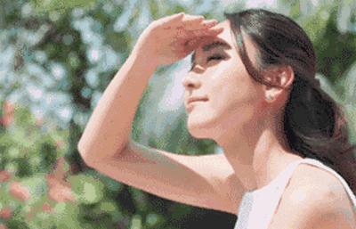 全身喷满防水喷雾,防晒美白嫩亮肌肤