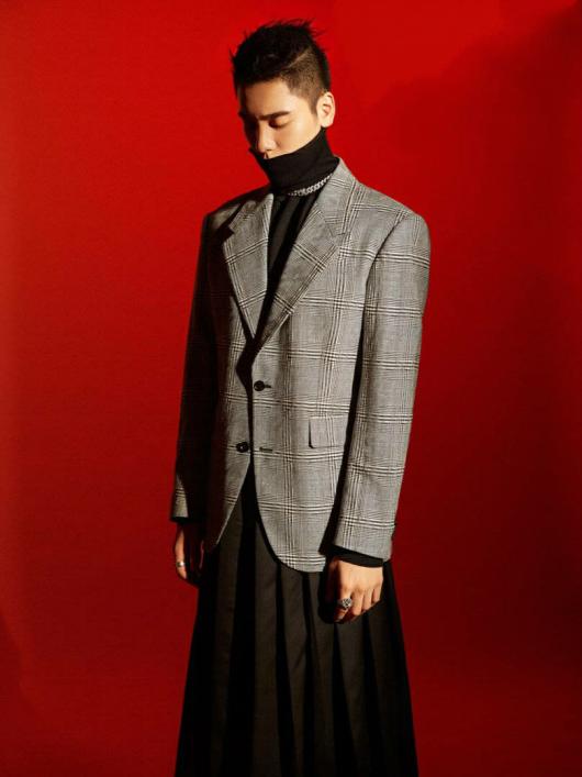 王子异银发白衣造型照片,王子异时尚穿搭