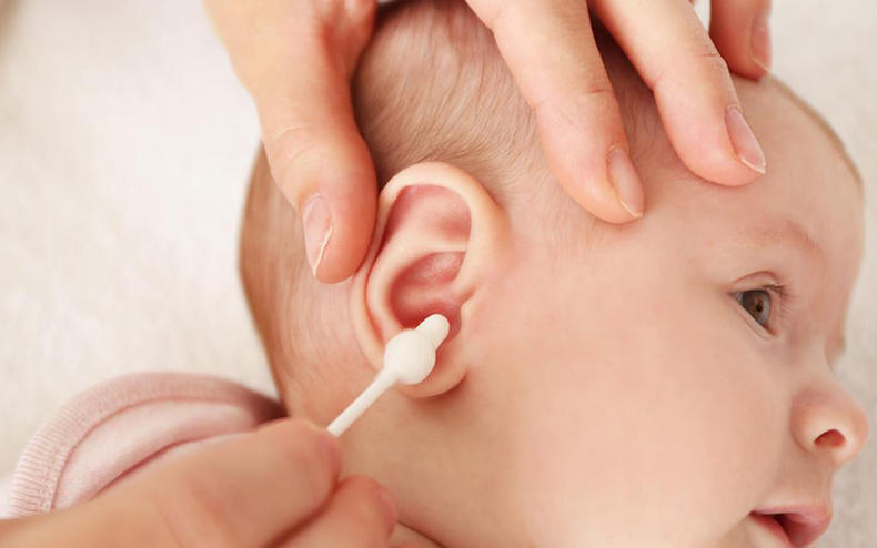 宝宝总是挠耳朵是中耳炎吗,宝宝频繁挠耳朵肿了