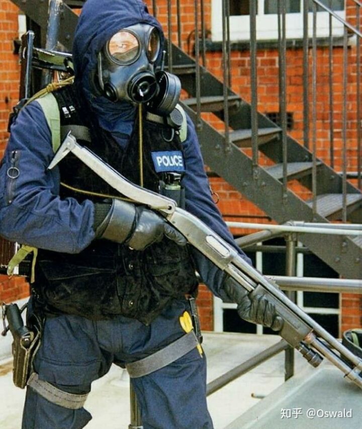 英国警察的武装化历程,英国武装警察战术队形