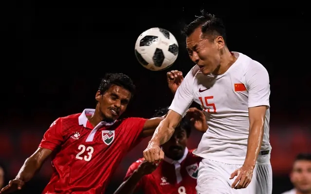 深析,国足吴曦踢球三次才进名场面对比