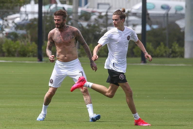 贝克汉姆带儿子踢足球,贝克汉姆贝嫂带小七