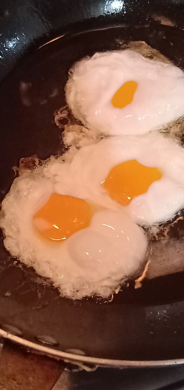 我的夜宵三个煎鸡蛋，人无外财不富马无夜草不肥。