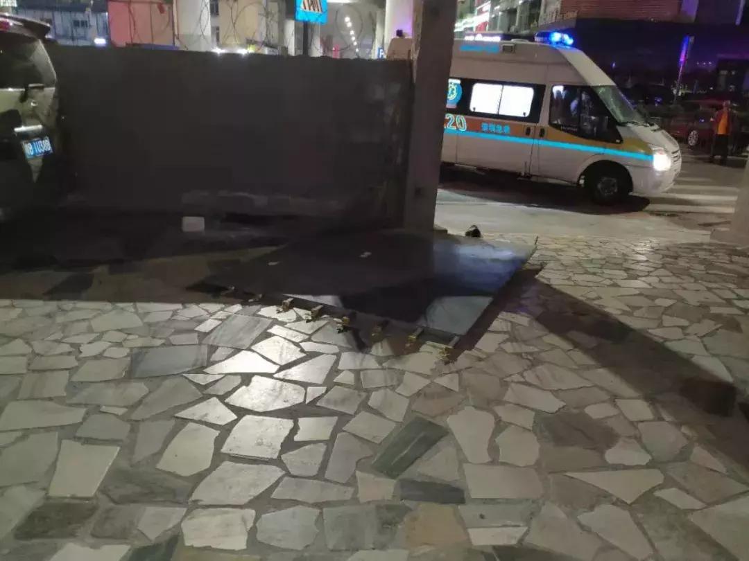 油门当刹车被撞男子奇迹脱险,男子骑车险被铁门砸到