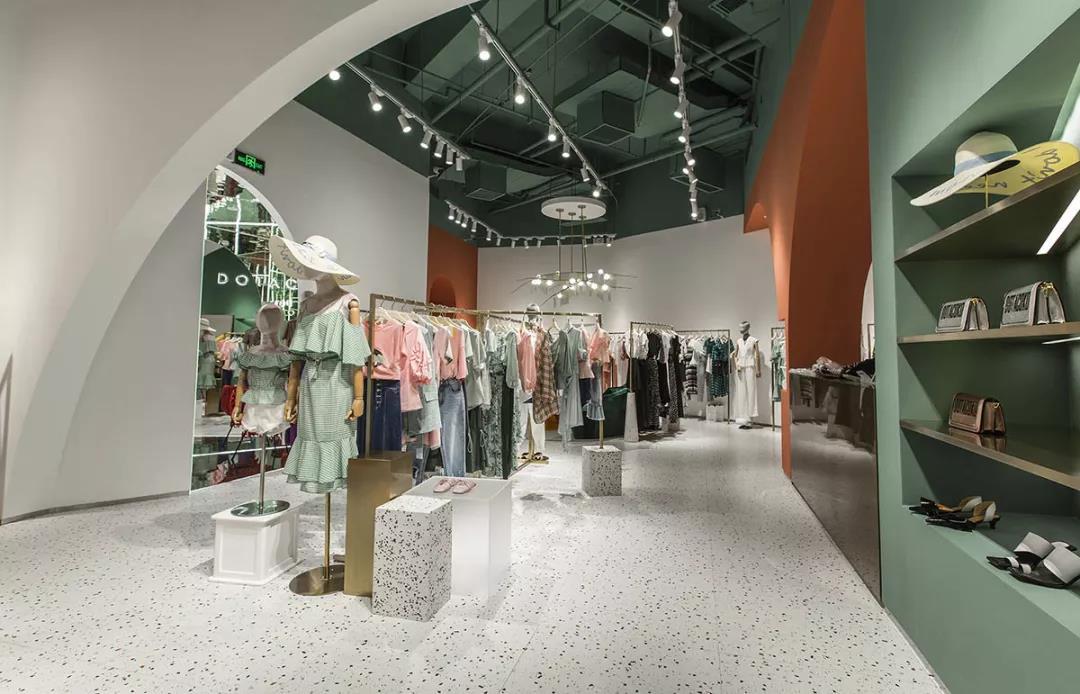 打卡服装体验店,爱丽丝梦游仙境服装款式