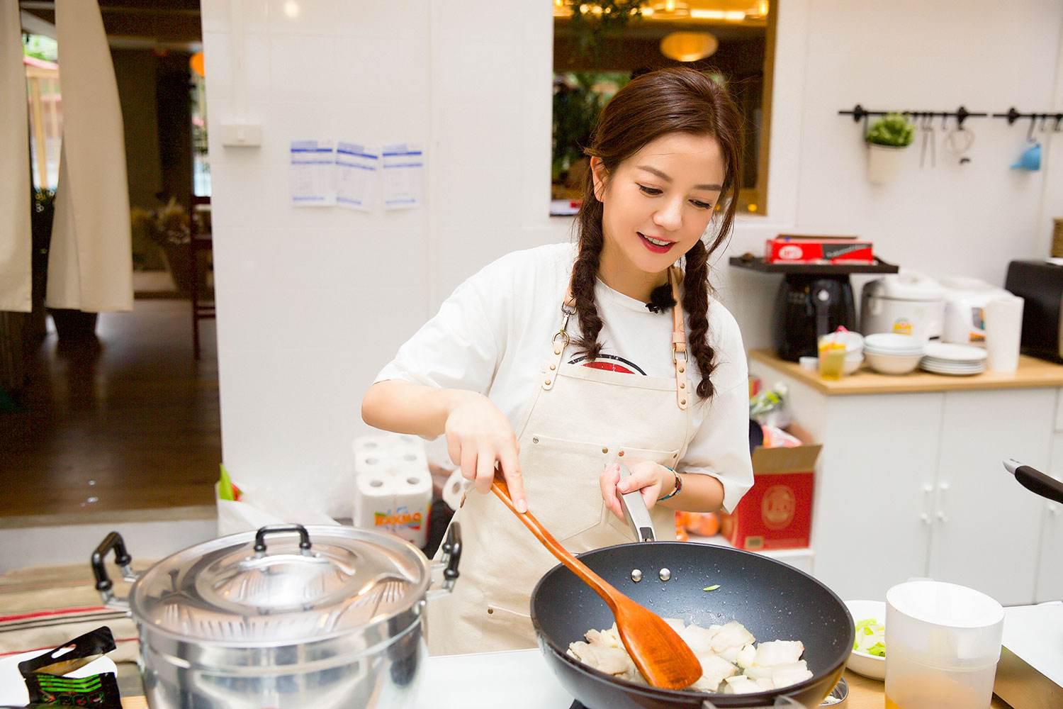 赵薇新综艺发型亮了，43岁依旧活力四射，网友看后：快回中餐厅