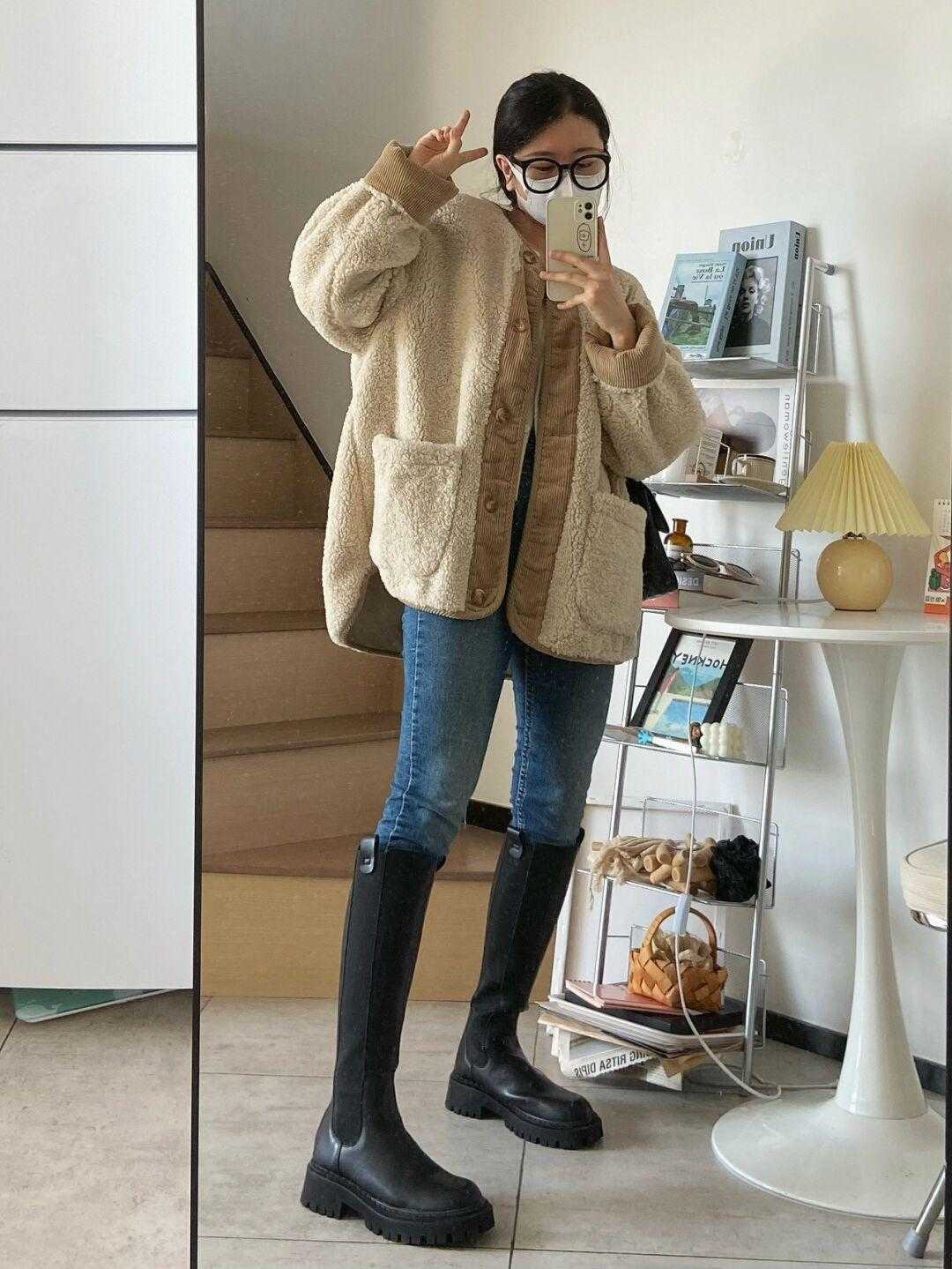 儿童黑色皮夹克搭配蓝色牛仔裤,黑色机车皮夹克搭配什么牛仔裤