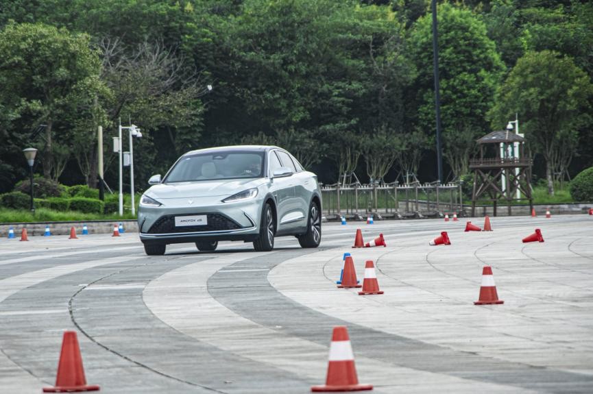 试驾｜极狐阿尔法S/阿尔法T，底盘调校有功底，均衡性很好