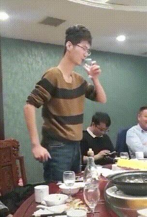 看了整整七分钟，他们最终还是上去了