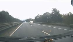 高速上撞到障碍物我应该找谁赔,高速上前方突然有障碍物