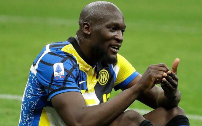 国米球迷对待卢卡库,国米球迷打标语卢卡库