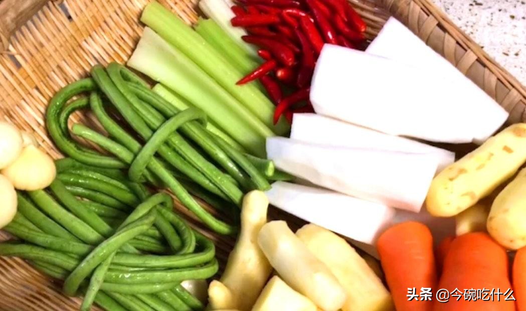 风味独特的四川泡菜制作及养护法，见证一坛传家泡菜的诞生