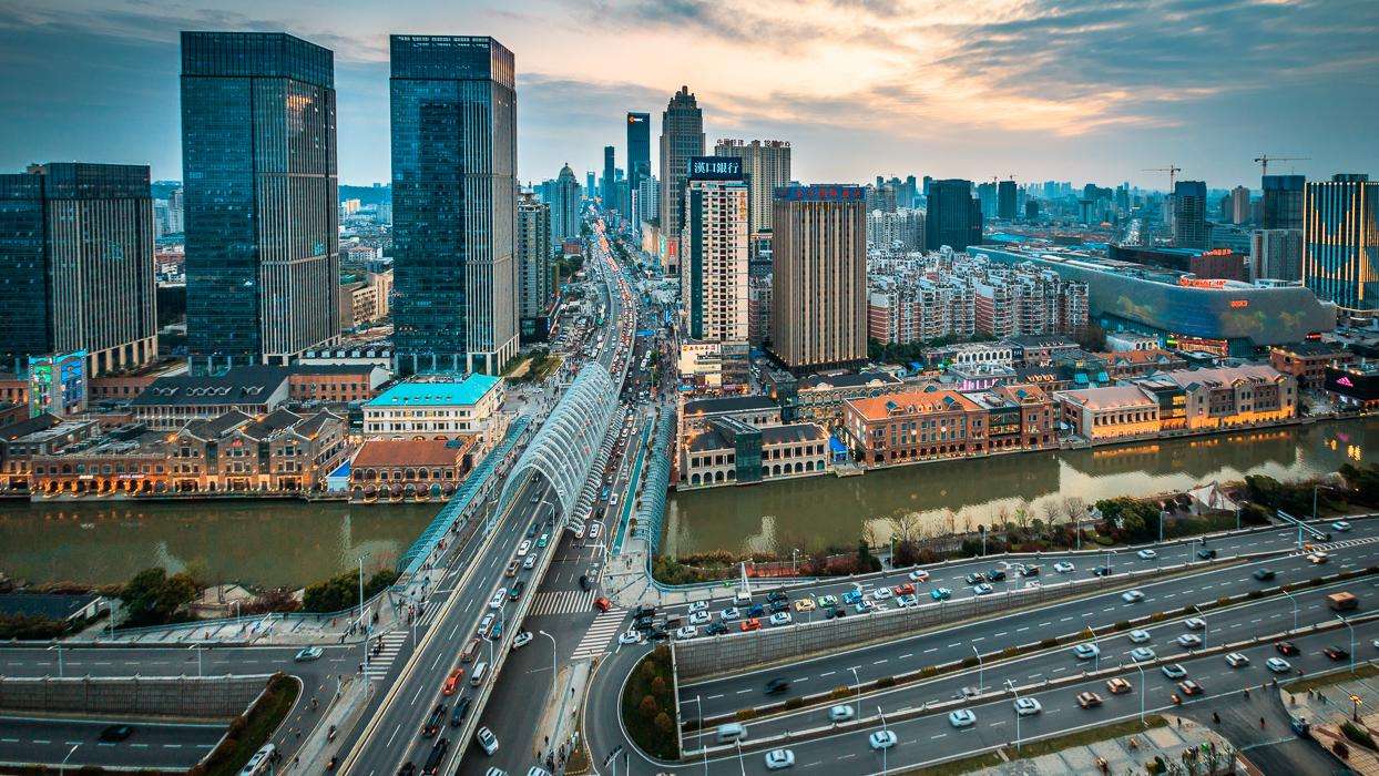 武汉市在九省通衢方面优势不如郑州，人均GDP领先却在全国有优势