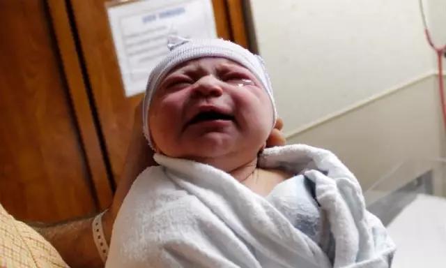 宝宝不爱吃母乳爱吃奶瓶怎么办,婴儿不认母乳只认奶瓶怎么纠正