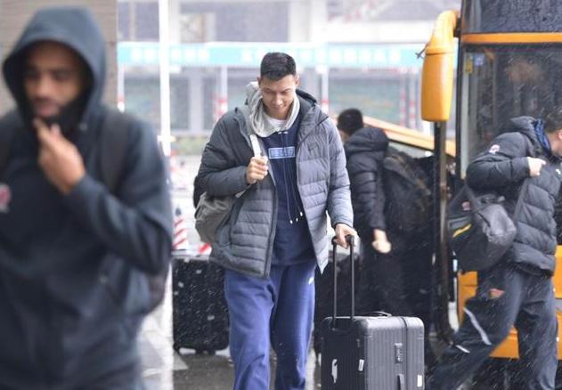 易建联国家队定妆照帅气 (易建联红色衣服)