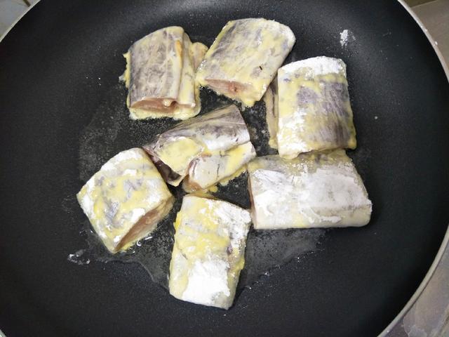 怎么煎带鱼不粘锅不掉皮,带鱼怎么煎不粘锅不掉皮