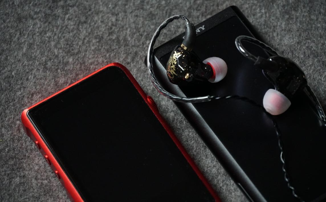 摧毁100元以下所有耳机年度*弹核**级白菜!138元最酷的类定制耳机