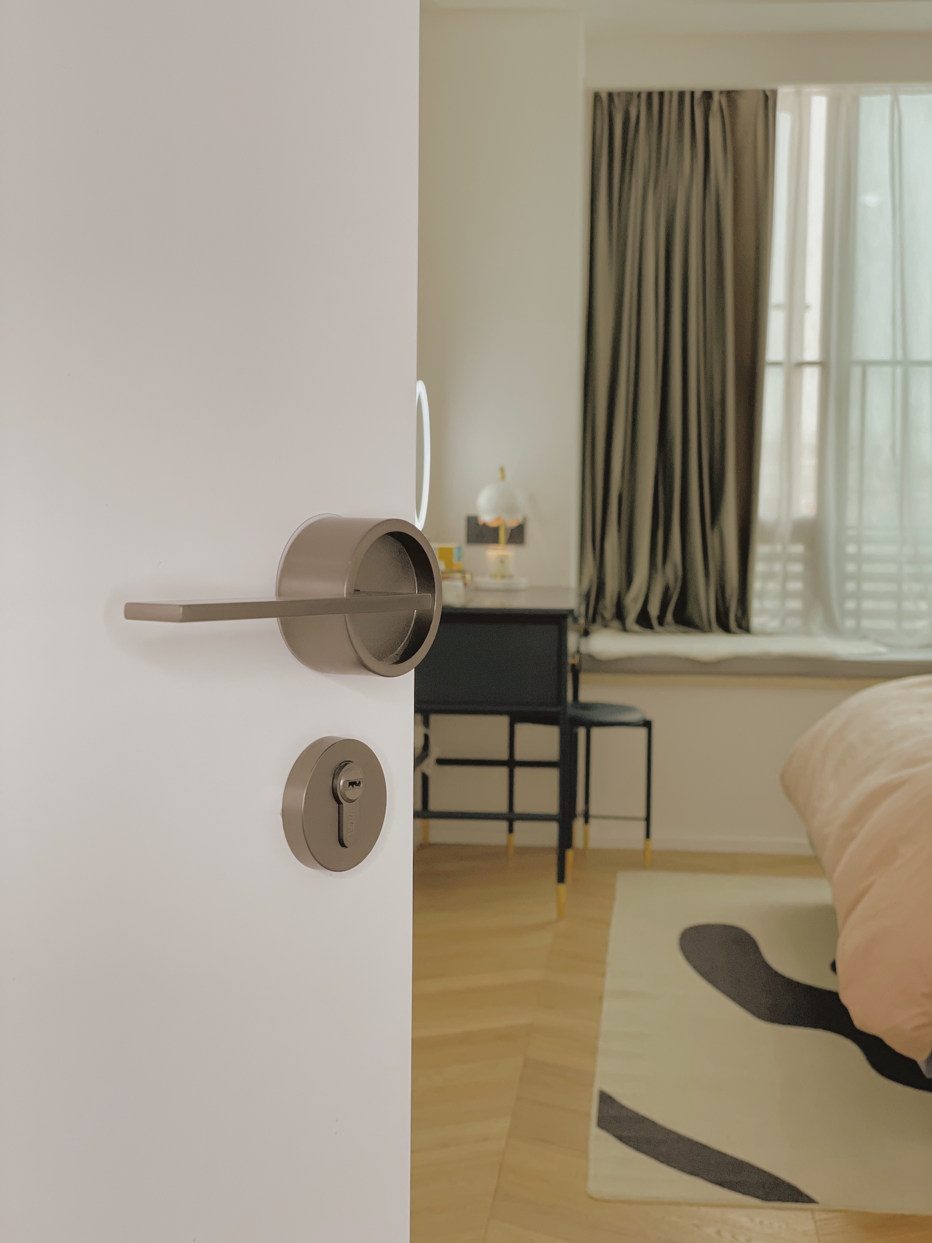 白色带扣线烤漆木门款式,烤漆房间木门怎么选