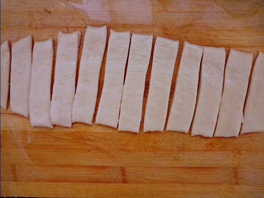 家庭版香酥小油条怎么做酥脆松软,香酥大油条家庭做法不用膨松剂