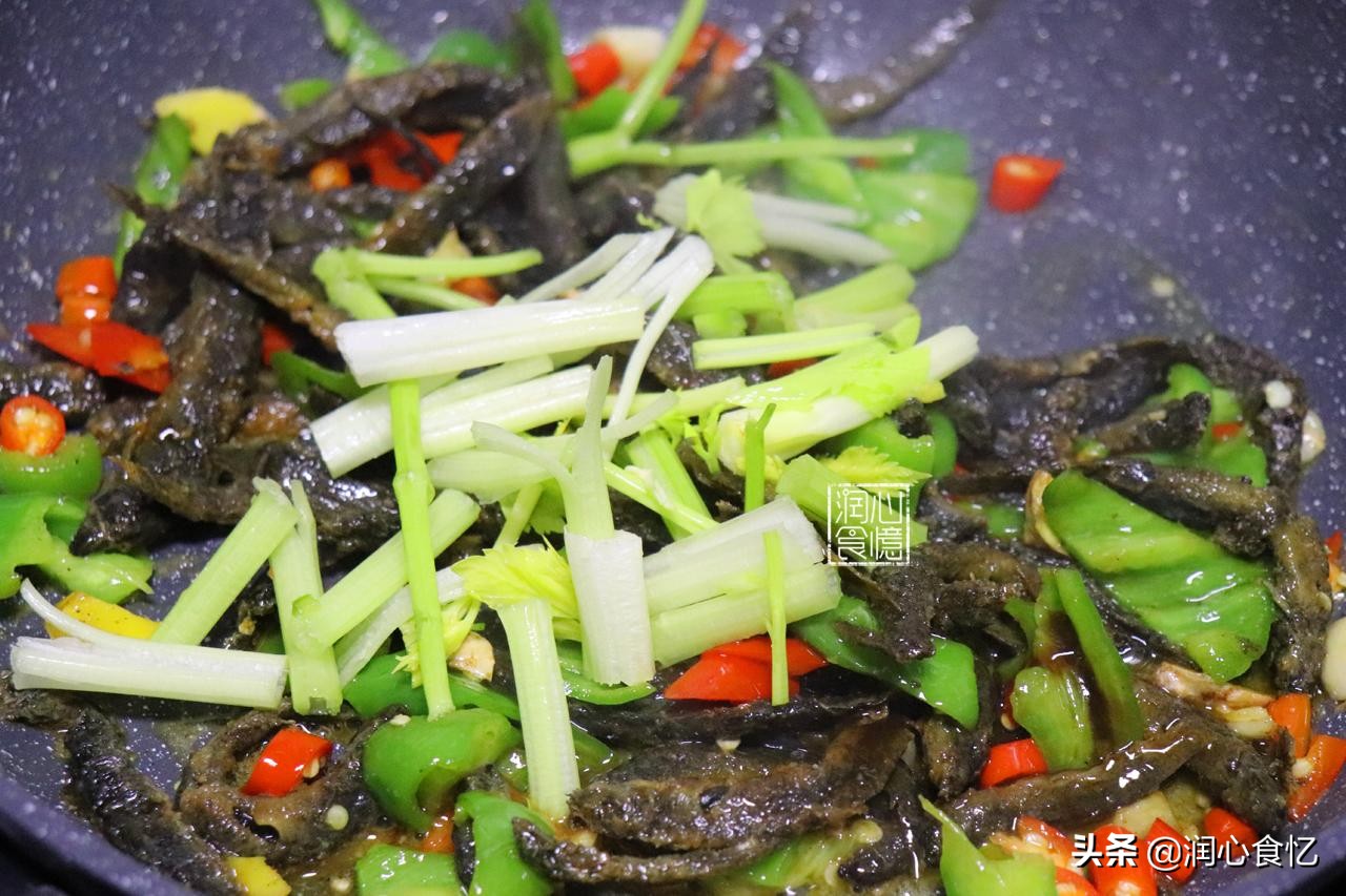 活跃于稀泥田里，乡下小孩都抓过！吃了健脾益肾，很多人不敢吃