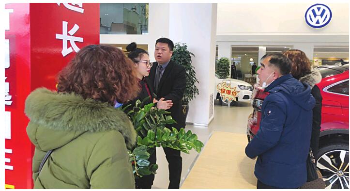 4s店车辆不愿意卖,市民不满4s店汽车串着卖