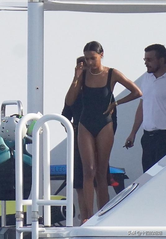 36岁米兰达可儿三胎将卸货,米兰达可儿一家五口