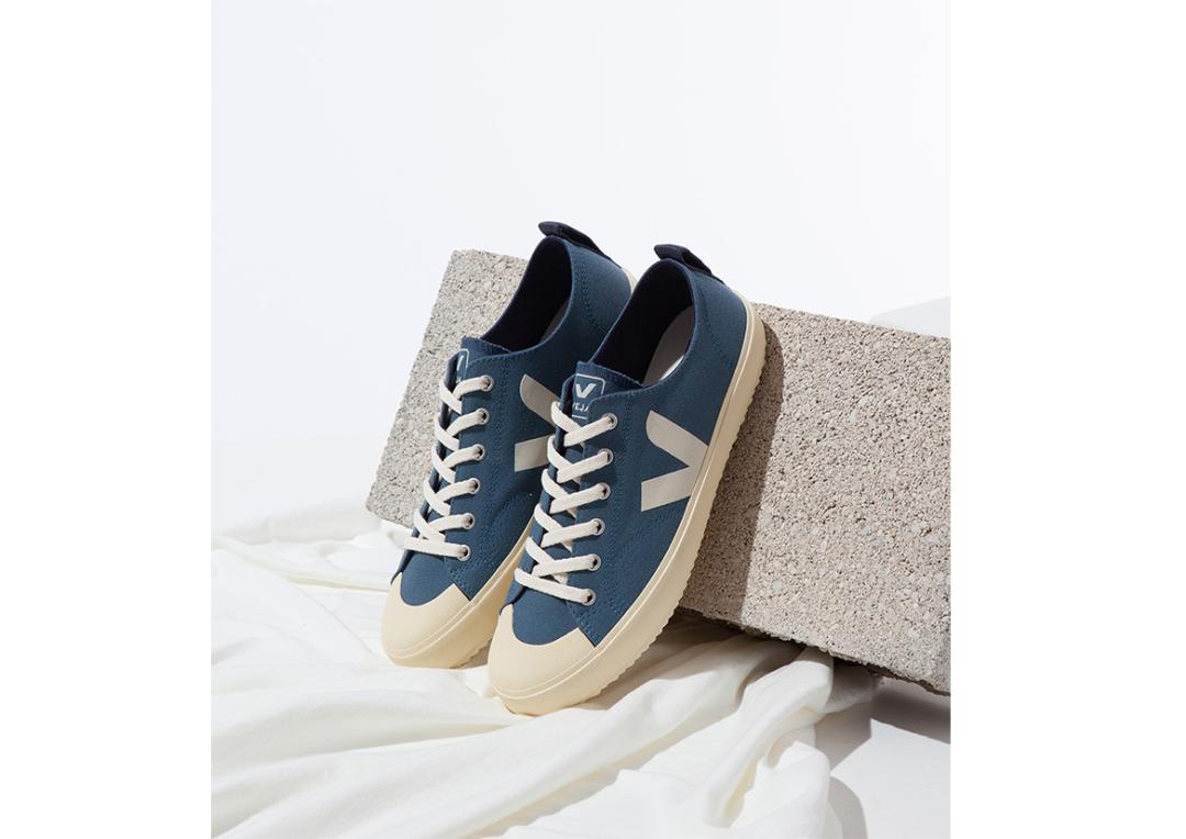 今年流行的帆布鞋长什么样子,今年流行的帆布鞋花纹