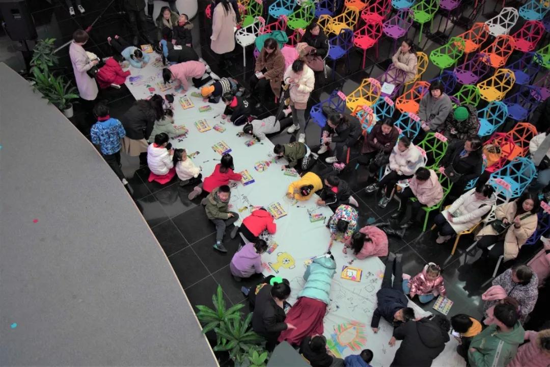 中超武汉球迷文化节“小小画家”童心绘出绿茵梦