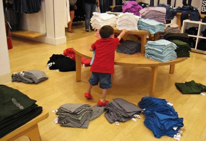 小朋友把超市的桃子扎了个洞,熊孩子把超市桃子扎了个洞