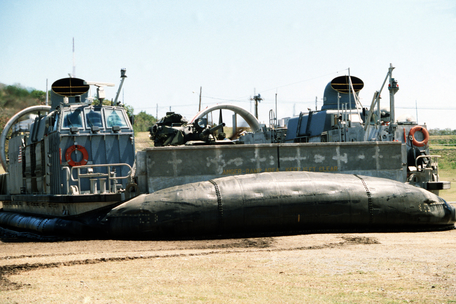 气垫登陆艇怎么摆渡两栖攻击舰,气垫登陆艇原理