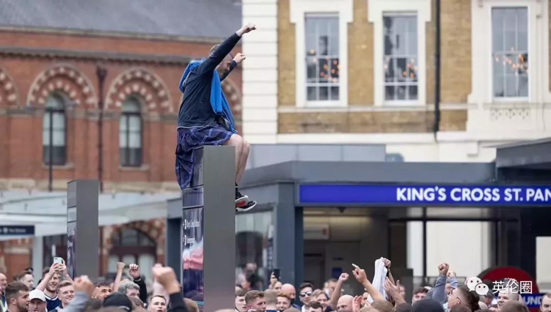 街头斗殴、醉酒裸奔...一大波短裙男子不顾警告涌入伦敦