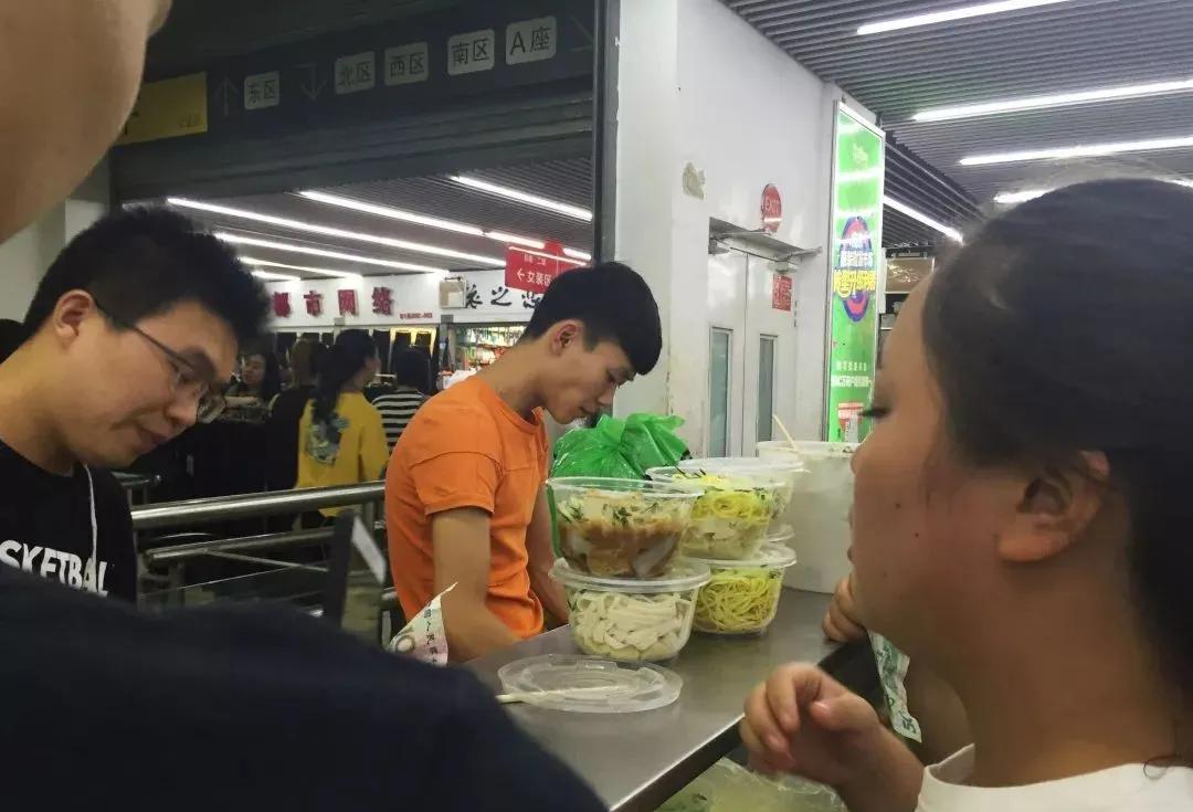 街头卖凉皮创业,90后卖凉皮创业女孩