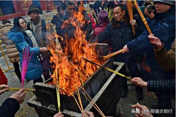 到寺庙烧香拜佛时，有这几点“禁忌”需要牢记，不要触犯易惹祸