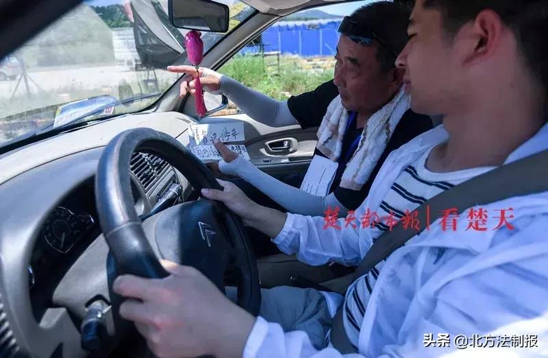 武汉这驾校太神奇了，学车时教练和学员都不说话，看完原因网友纷纷点赞