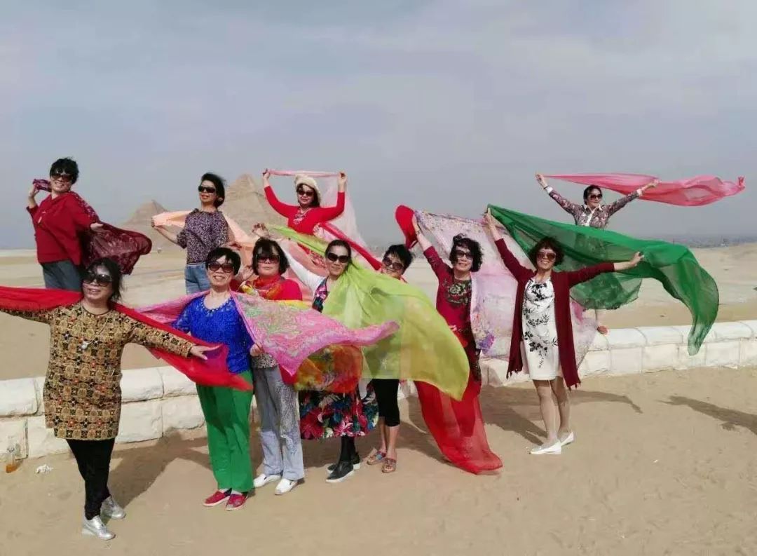 中国大妈旅游标配动作合集,中国大妈旅游拍摄姿势